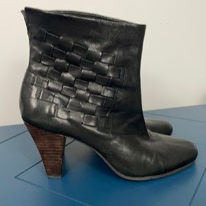 Nine West Weaved Sides Black Leather Booties Size 6.5 🖤